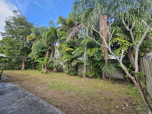 7999 NW 3rd Pl, Margate FL 33063