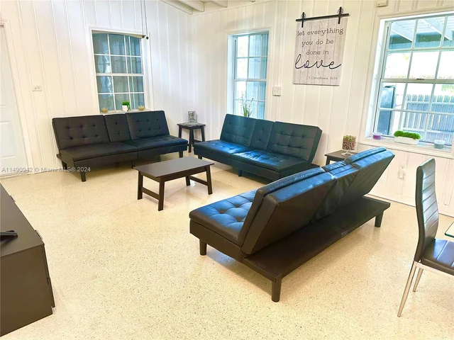 19 NE 3rd St, Dania Beach FL 33004