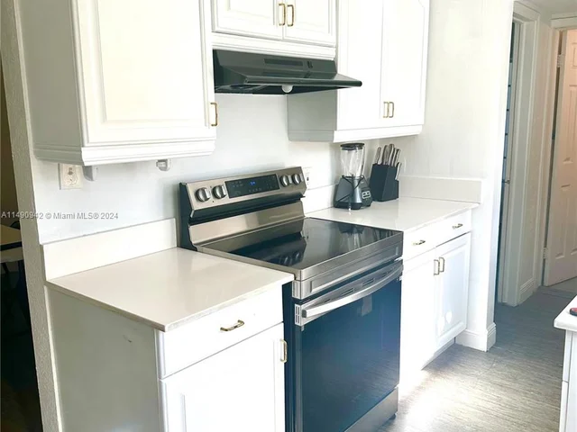 19 NE 3rd St, Dania Beach FL 33004