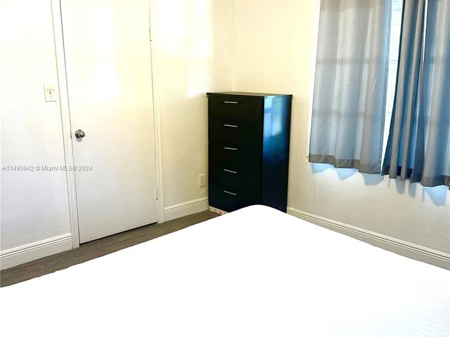 19 NE 3rd St, Dania Beach FL 33004