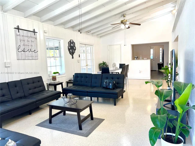 19 NE 3rd St, Dania Beach FL 33004