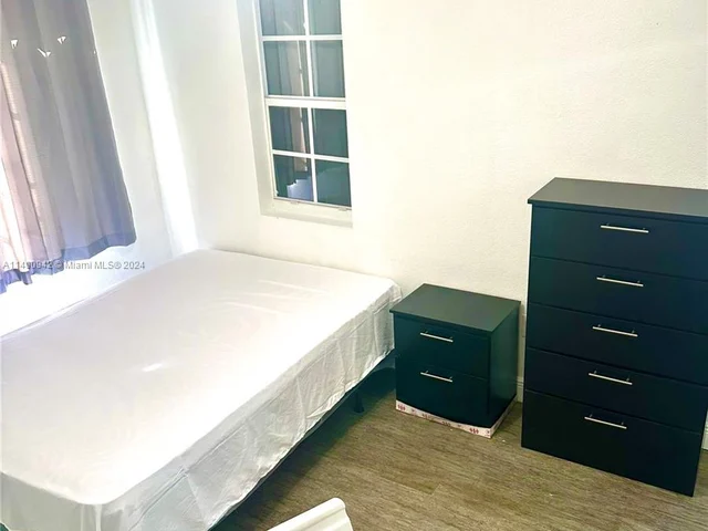 19 NE 3rd St, Dania Beach FL 33004