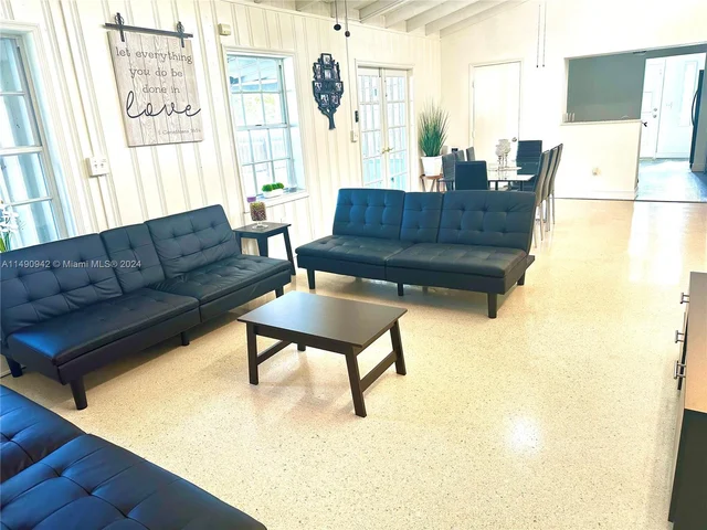 19 NE 3rd St, Dania Beach FL 33004