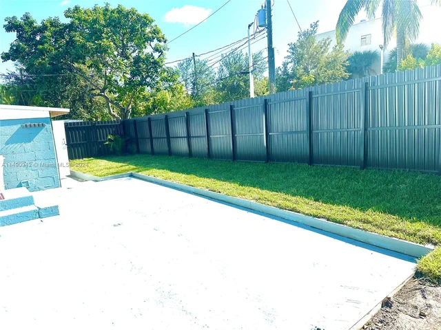 19 NE 3rd St, Dania Beach FL 33004