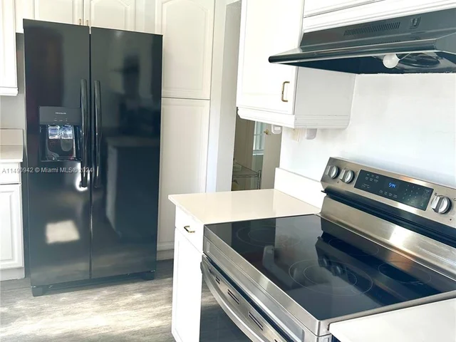 19 NE 3rd St, Dania Beach FL 33004