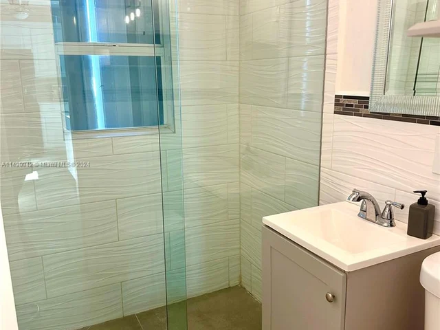 19 NE 3rd St, Dania Beach FL 33004