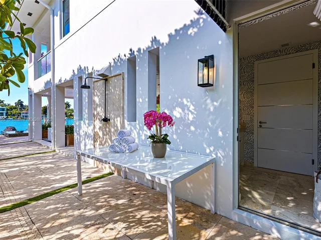 300 W Rivo Alto Dr, Miami Beach FL 33139