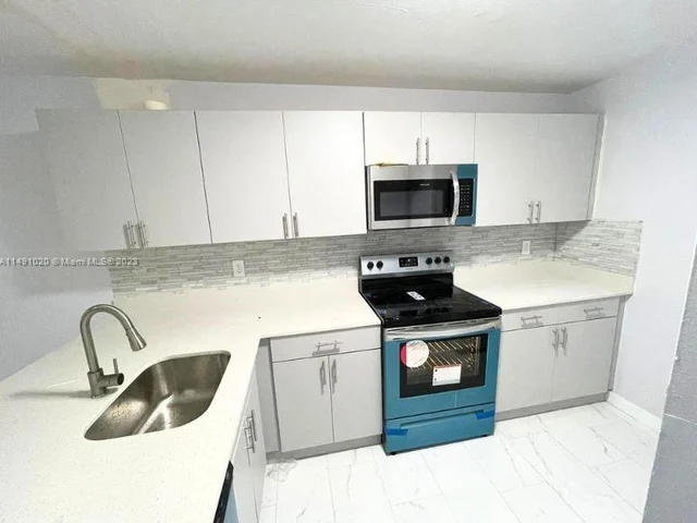 10070 NW 6th St # 202, Pembroke Pines FL 33024