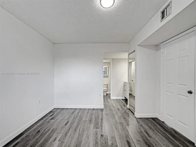 1516 Whitehall Dr # 104, Davie FL 33324