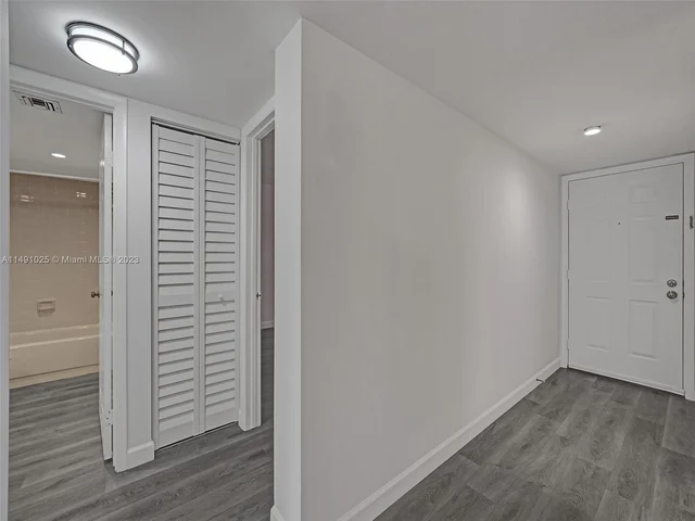 1516 Whitehall Dr # 104, Davie FL 33324