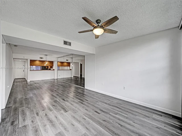 1516 Whitehall Dr # 104, Davie FL 33324