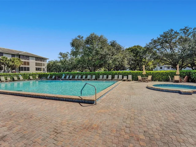 1516 Whitehall Dr # 104, Davie FL 33324