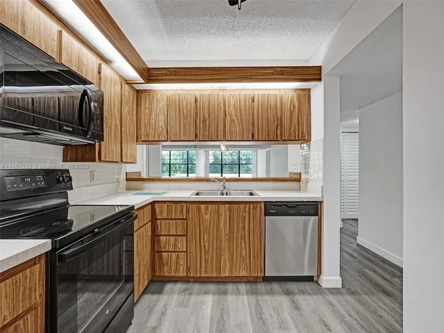 1516 Whitehall Dr # 104, Davie FL 33324