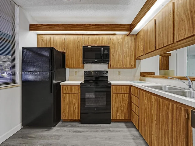 1516 Whitehall Dr # 104, Davie FL 33324