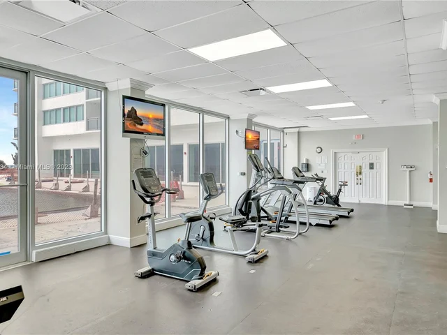 7135 Collins Ave # 424, Miami Beach FL 33141