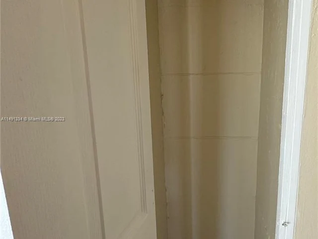 7135 Collins Ave # 424, Miami Beach FL 33141