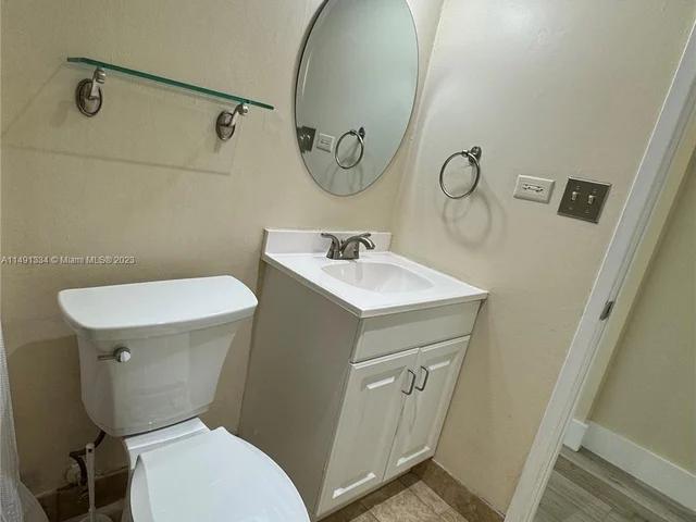 7135 Collins Ave # 424, Miami Beach FL 33141