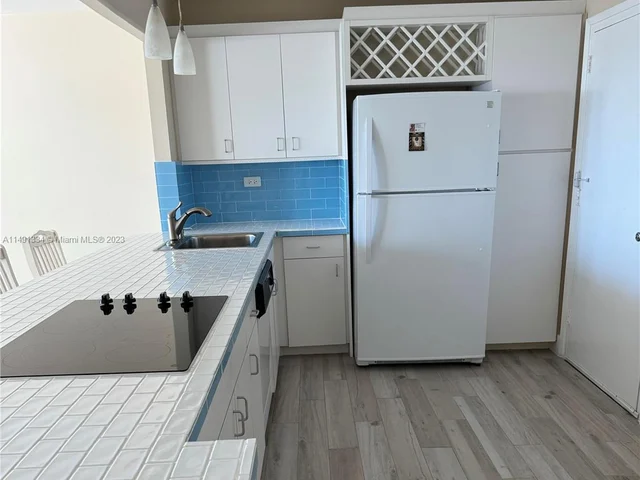 7135 Collins Ave # 424, Miami Beach FL 33141