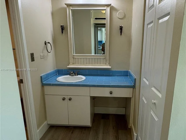 7135 Collins Ave # 424, Miami Beach FL 33141