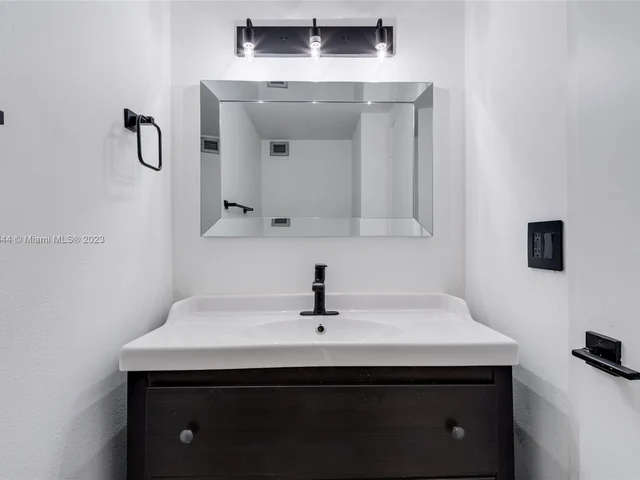 2500 Parkview Dr # 1910, Hallandale Beach FL 33009