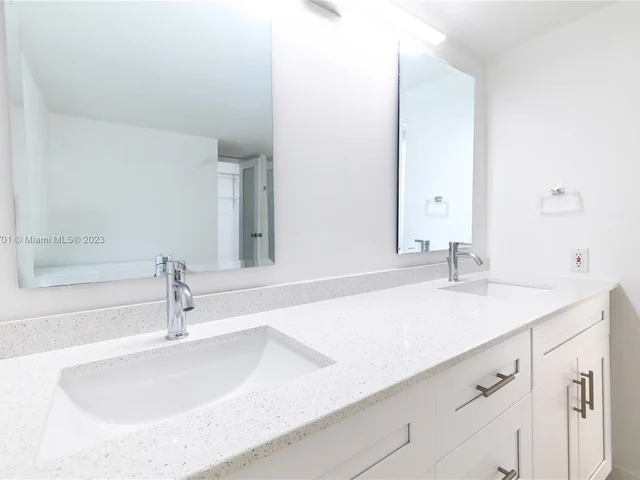 4000 Towerside Ter # 1202, Miami FL 33138