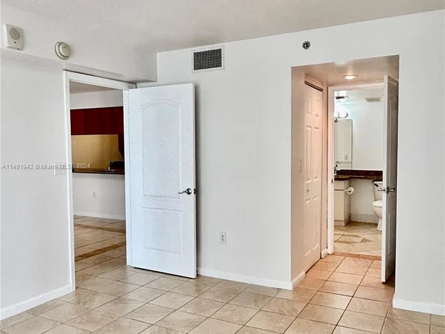 1200 Brickell Bay Dr # 1507, Miami FL 33131