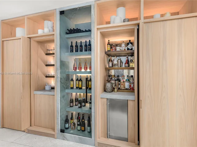 6000 Pine Tree Dr, Miami Beach FL 33140