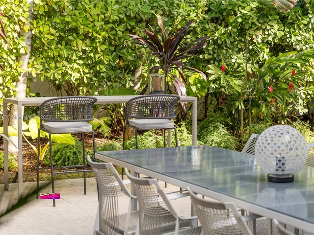 6000 Pine Tree Dr, Miami Beach FL 33140