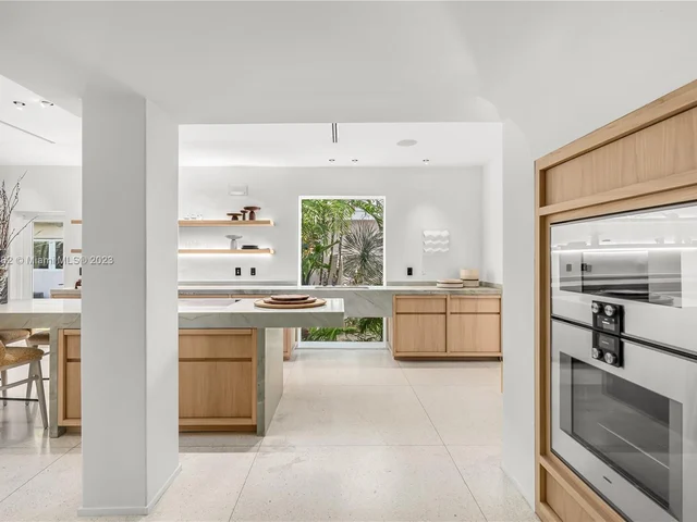 6000 Pine Tree Dr, Miami Beach FL 33140