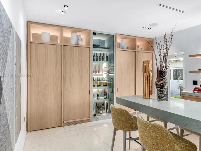 6000 Pine Tree Dr, Miami Beach FL 33140