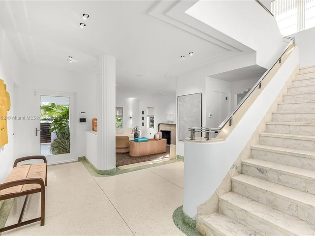 6000 Pine Tree Dr, Miami Beach FL 33140