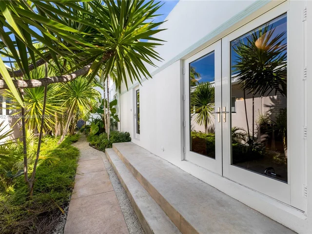 6000 Pine Tree Dr, Miami Beach FL 33140