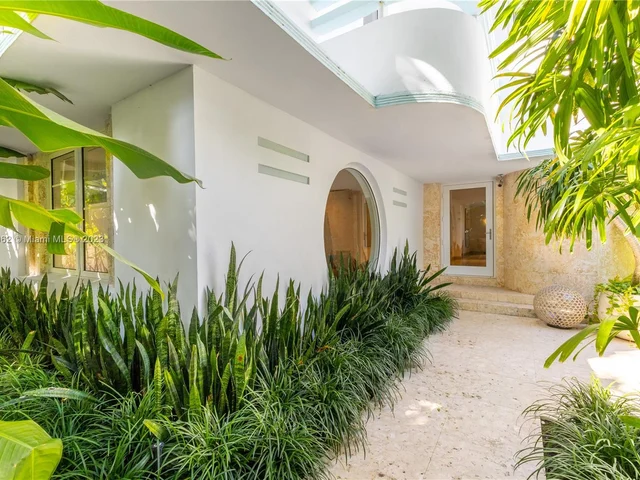 6000 Pine Tree Dr, Miami Beach FL 33140