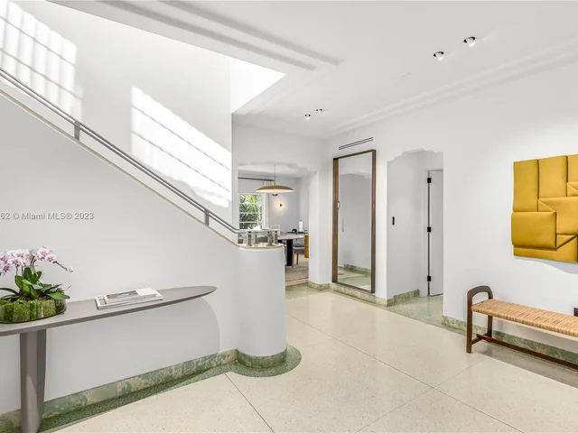 6000 Pine Tree Dr, Miami Beach FL 33140