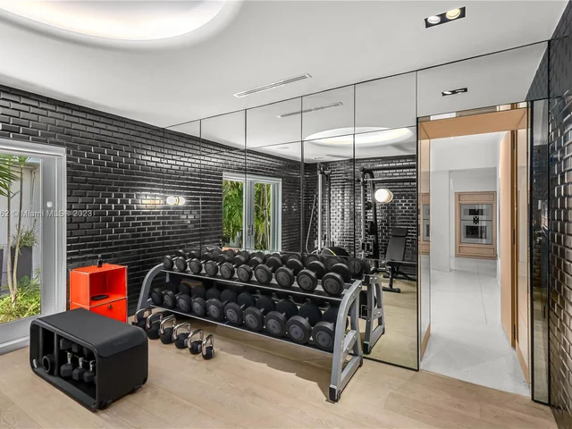 6000 Pine Tree Dr, Miami Beach FL 33140