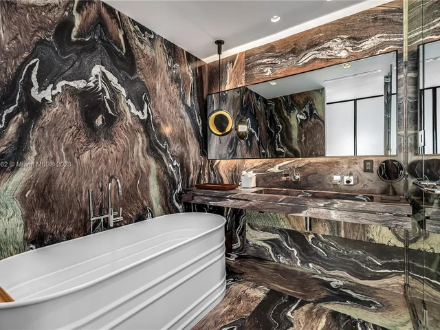 6000 Pine Tree Dr, Miami Beach FL 33140