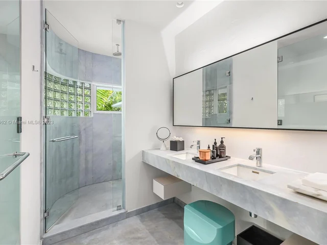 6000 Pine Tree Dr, Miami Beach FL 33140