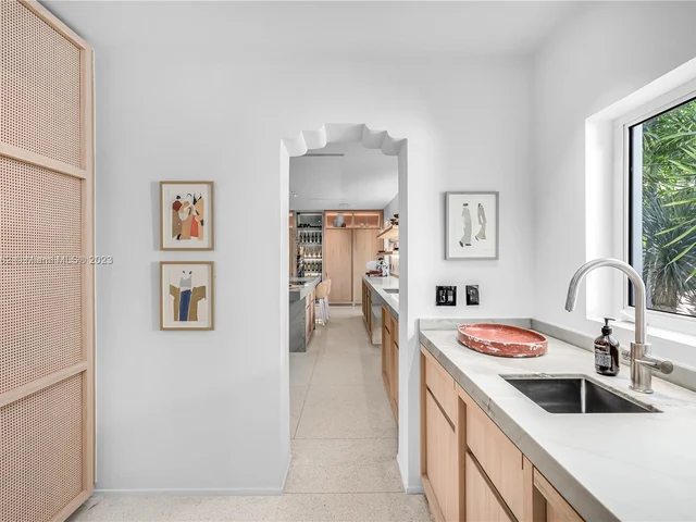 6000 Pine Tree Dr, Miami Beach FL 33140