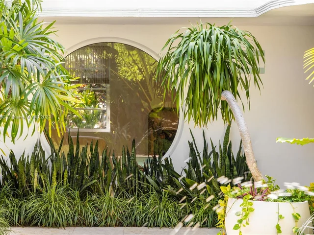 6000 Pine Tree Dr, Miami Beach FL 33140