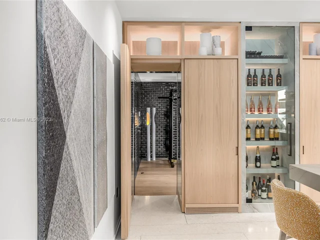 6000 Pine Tree Dr, Miami Beach FL 33140