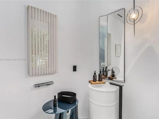 6000 Pine Tree Dr, Miami Beach FL 33140