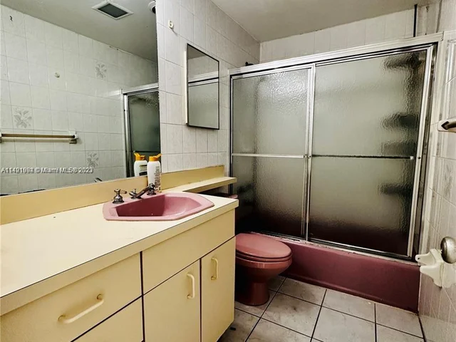 1041 NW 32nd Pl, Miami FL 33125