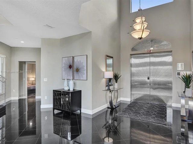 11203 NW 9th St, Plantation FL 33325