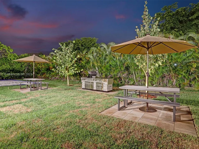 11203 NW 9th St, Plantation FL 33325