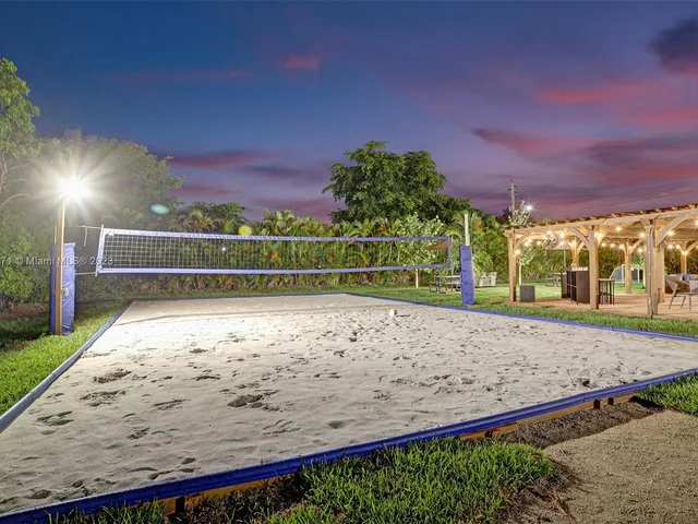 11203 NW 9th St, Plantation FL 33325