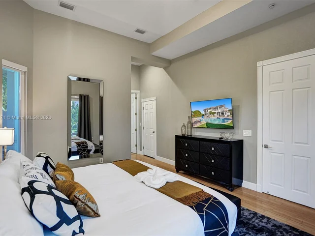 11203 NW 9th St, Plantation FL 33325