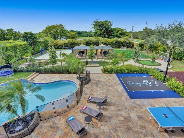 11203 NW 9th St, Plantation FL 33325