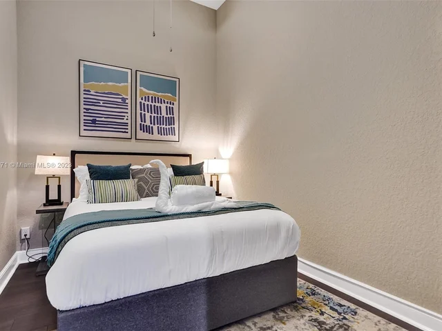 11203 NW 9th St, Plantation FL 33325