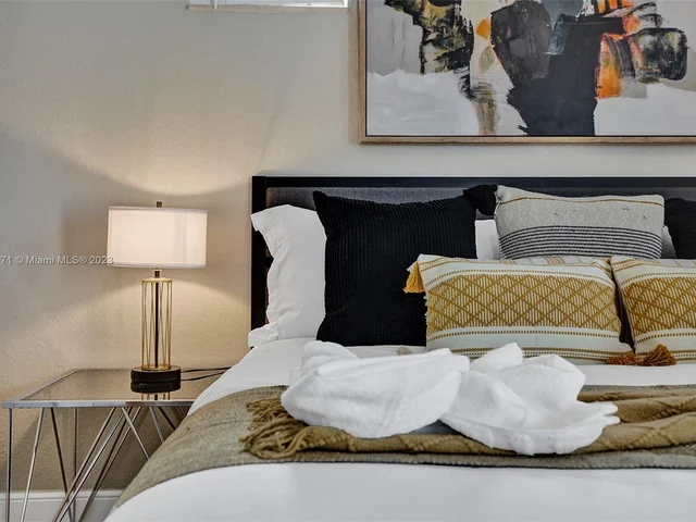 11203 NW 9th St, Plantation FL 33325