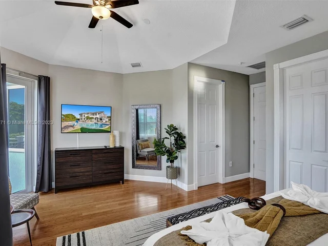 11203 NW 9th St, Plantation FL 33325